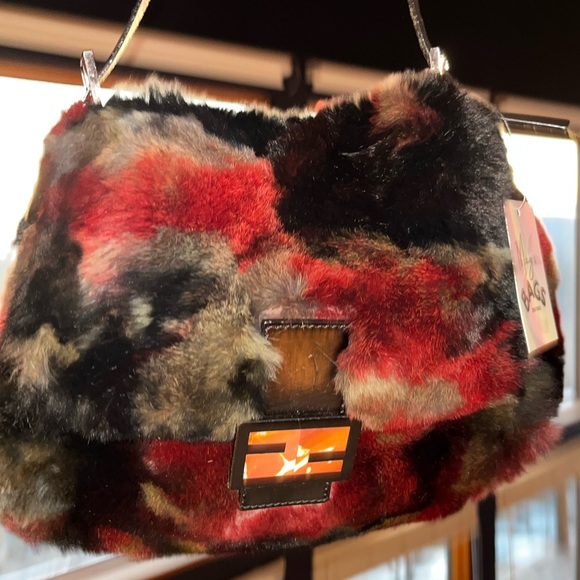 Fendi: RARE Mink Fur Multicolor Dyed Beaver Sheared Mamma Baguette Shoulder Bag - Picture 17 of 17